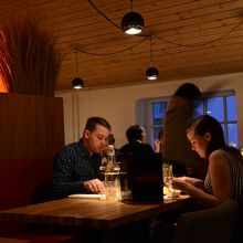 店内は、落ち着いた色合いと程よい照明。