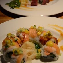 巻き寿司二種。寿司の無限の可能性は感じるんですが、お味は…