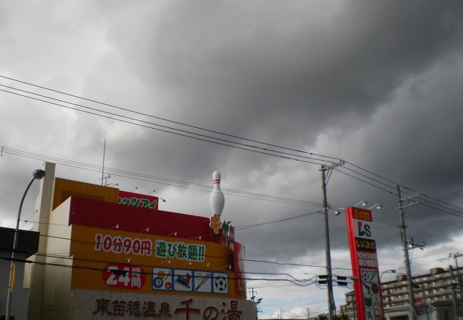 黄色い建物が目印