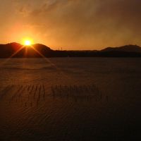 客室から眺める日の出。対岸は浜名湖サービスエリア