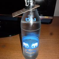 サービスのお水。ガラス瓶なので、持ち出しには向きません。