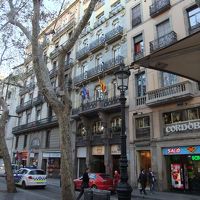 真ん中のビルの三軒ある左側です。