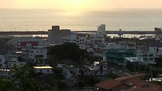 桜並木の石段と名護湾に沈む夕陽がキレイ