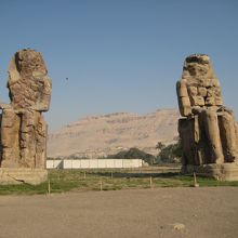 メムノンの巨像は2体でセットです。