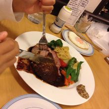 ハンバーグ目玉焼き、ベーコン添え