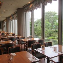 入口に近い側は、テーブル間隔が狭く、居心地が悪そうです