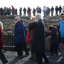 必見の公園なので、観光バスが続々やって来る時間帯はこのとおり