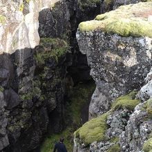 公園周辺には大小のギャゥ（地溝）が。人が通れる場所もあります