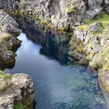 ペニンガギャゥと言う地溝。澄んだ水の中には無数のコインが。