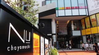 茶屋町のシンポル的ビルです