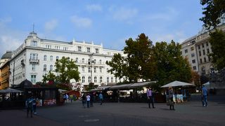 最も賑わう広場