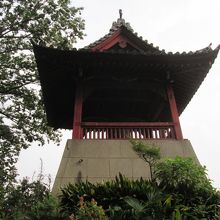 逆光で、鐘が良く見えません