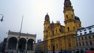 黄色で目立つ教会。