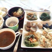 朝食は盛りだくさん。スープは日替わり、サラダも種類が豊富。