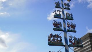 秋の空に映えるマイバウム