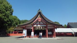 歴史の重さを感じる神社