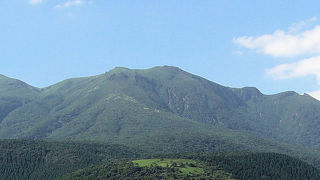 九重連山の南側にそびえる形の良い火山