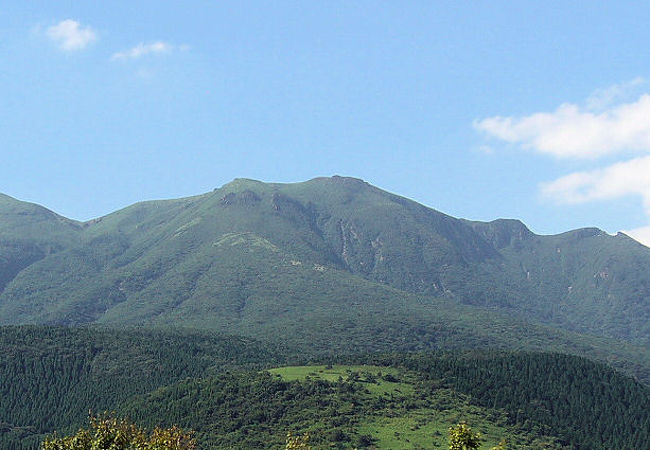 九重連山の南側にそびえる形の良い火山