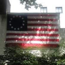 星条旗を目印にすれば見つかります