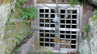 頼朝が隠れたといわれています