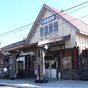 歴史を感じさせる駅舎の中に