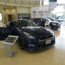 ロビーに日産車が展示してあります