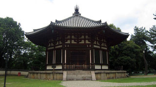 興福寺で最も古い建物。