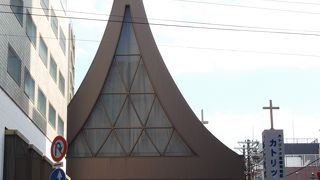 ビルの谷間、角地に建つ教会・・聖フランシスコ・ザビエル知ってますか。