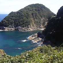 リアス式の断崖が連なるカマヤ海岸
