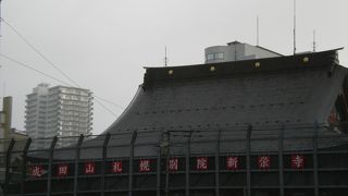 裏が広い駐車場になっている