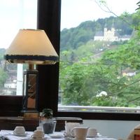 はるかに巡礼教会を望むホテルのダイニングルーム