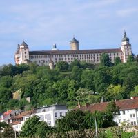 マイン川の向こう岸に聳えるマリエンブルク要塞