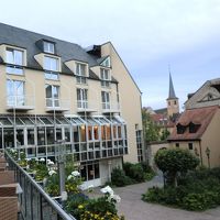 客室の窓越しに旧市街の大聖堂が見える