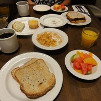 バイキング形式の朝食です。費用はチップのみ。