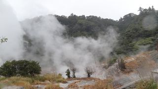 硫黄のにおいと白煙