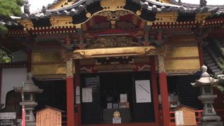 等身大銅像が安置されている