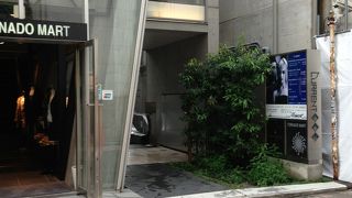 美容院やお洋服やさんが入っています