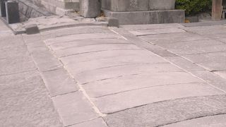 穴に馬の蹄がはさまってしまった場所