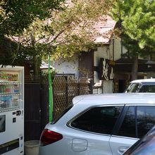 お店の駐車場にはこんなに車が