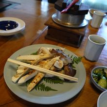 どうです？これが焼き松茸に出されたもの立派でしょ