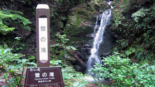 神域の山に流れる滝。