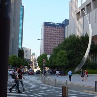 右側奥の茶色い建物がそうです。かっぱ横丁出た所より撮影