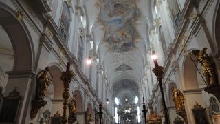 美しい教会、景色もよい