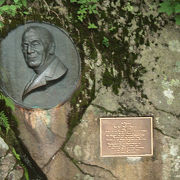 ハイキングコース沿いの岩壁にウェストン碑があります。