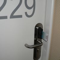 ホテルのキーはマグネット式