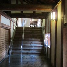 これは、手摺に掴みやすい階段です。