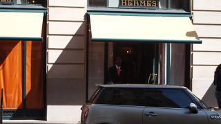 フォーブルサントノーレ通りの四つ角にあり