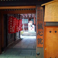 新京極通りに面して、山門