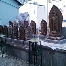 25菩薩、左奥に千願観音