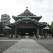 「東京都慰霊堂、」大きく立派な建物です